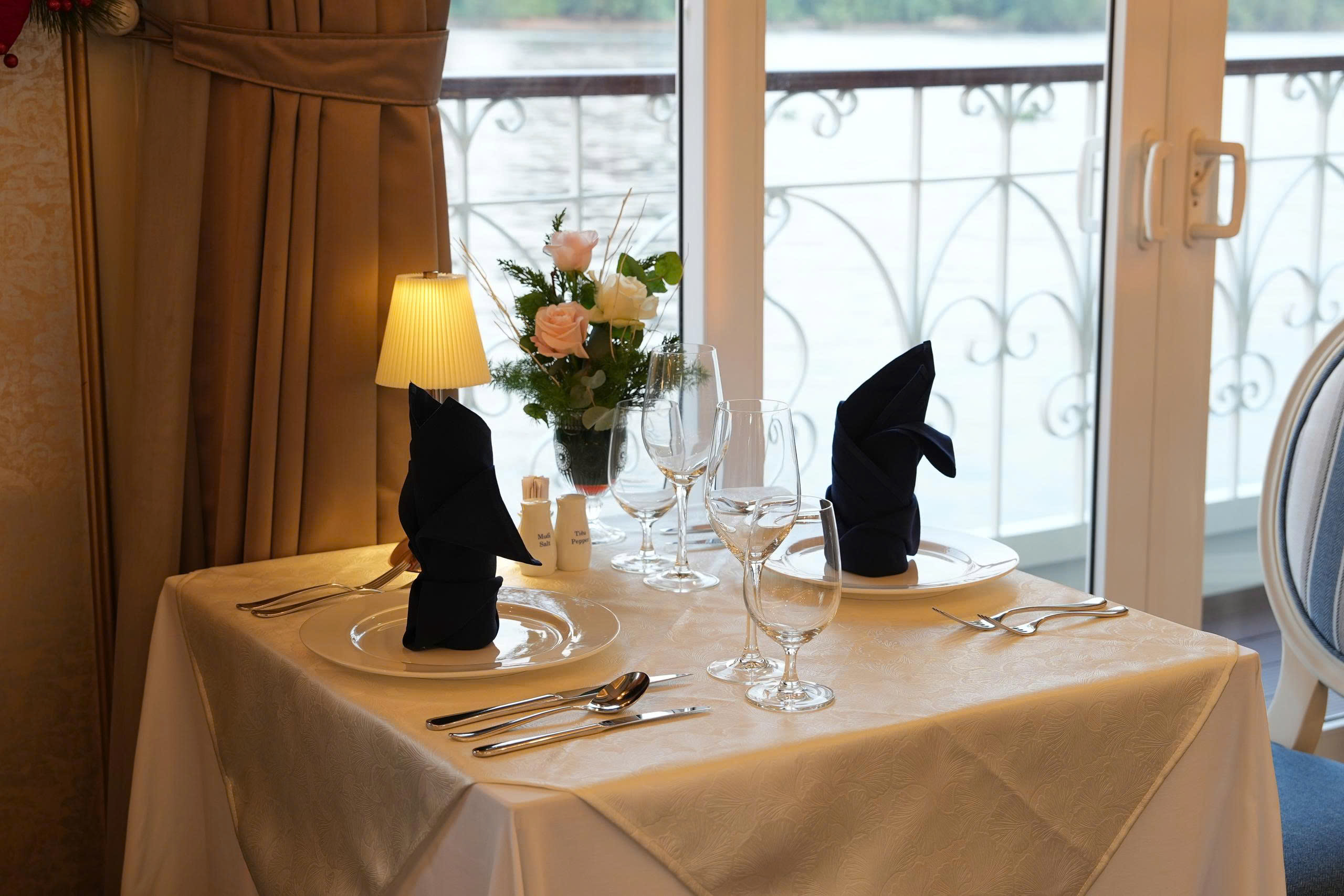 Kỷ Niệm Ngày Cưới Lãng Mạn Trên Du Thuyền